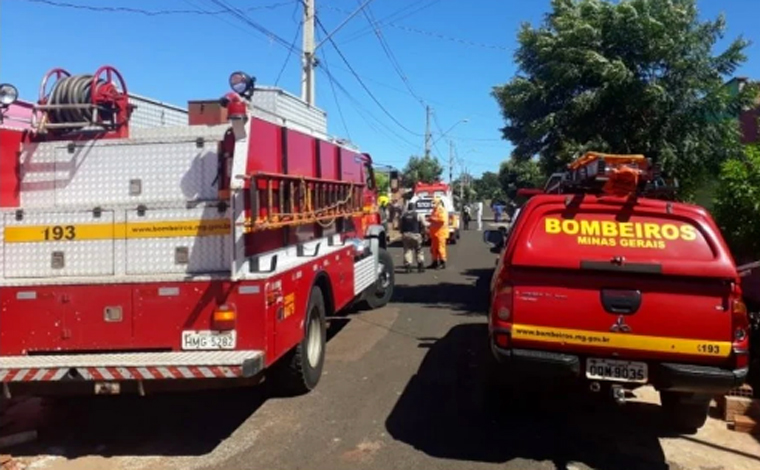 Foto: DivulgaÃ§Ã£o/CBMMG - A PM foi acionada e conteve o autor, que foi algemado e colocado dentro da viatura para resguardar sua integridade fÃ­sica e dos demais. Ele foi levado ao pronto socorro, onde saiu correndo e tentou roubar a arma de um policial