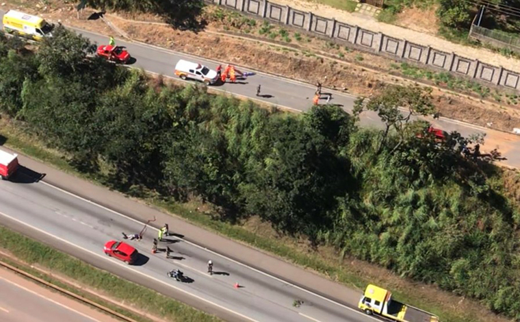 Duas pessoas são arremessadas para fora do carro e morrem em acidente na BR-040