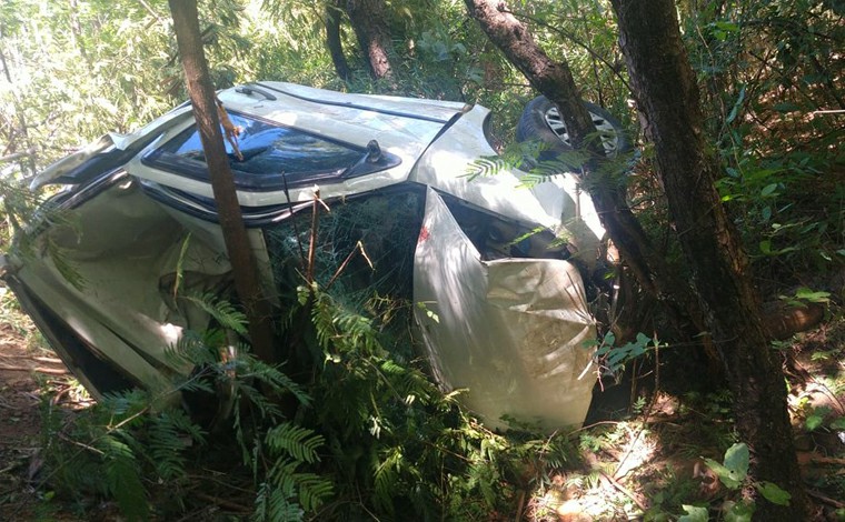 Dois jovens morrem após carro capotar em ribanceira de 13 metros na MGC-496