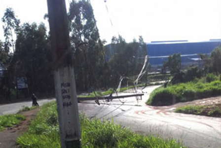 Motorista com sintomas de embriaguez bate o carro e derruba poste no Jardim Primavera II