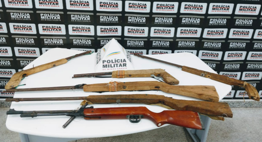 Foto: DivulgaÃ§Ã£o/PMMG - A PM encontrou seis armas de fogo de calibre indefinido e fabricaÃ§Ã£o artesanal. O suspeito disse aos militares que realmente fabrica armas caseiras, mas nÃ£o tinha intenÃ§Ã£o de vende-las