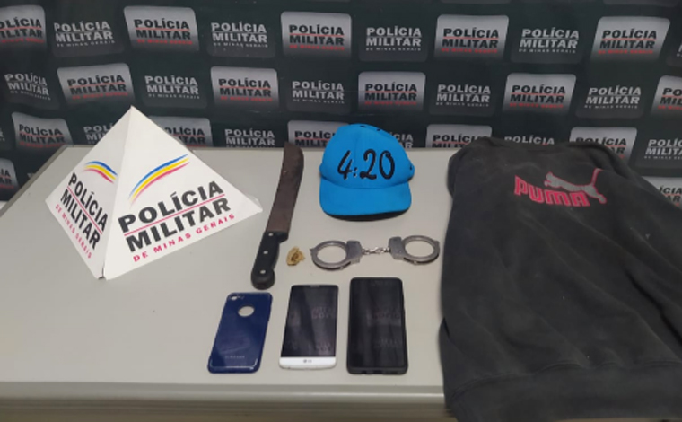 Foto: DivulgaÃ§Ã£o/PMMG - Enquanto chamavam na residÃªncia do suspeito, os policiais ouviram barulhos de telhas quebrando nos fundos do imÃ³vel e conseguiram encontrar o envolvido saindo de uma casa prÃ³xima ao local