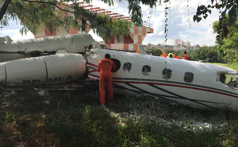 Avião de pequeno porte cai no Aeroporto da Pampulha