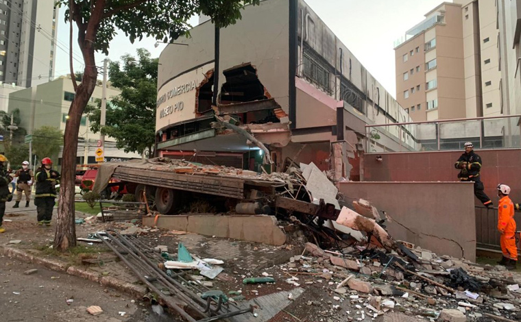 Caminhão invade centro comercial no Buritis, em BH, e motorista morre na hora