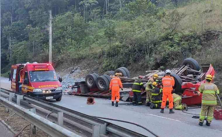 Caminhão tomba em Nova Lima e uma pessoa morre