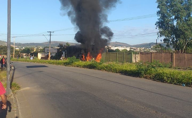 Carro bate em carreta e pega fogo em Sete Lagoas