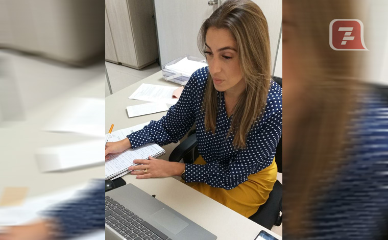 Foto: Ascom Carol Canabrava - Buscando evitar a aplicaÃ§Ã£o de doses trocadas, Carol Canabrava requereu a padronizaÃ§Ã£o no preenchimento dos cartÃµes de vacinaÃ§Ã£o da Covid-19