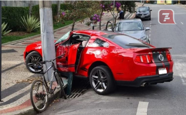 Motorista passa mal e bate carro de luxo em poste na Zona Sul de BH