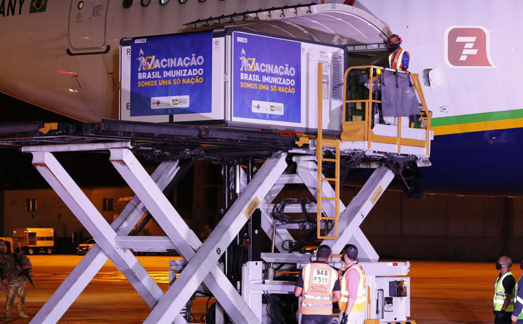 Foto: Fernando FrazÃ£o/AgÃªncia Brasil - As doses chegam em voo que aterrissarÃ¡ no aeroporto de Guarulhos. O voo estÃ¡ previsto para Ã s 16h e serÃ¡ recebido pelo ministro da SaÃºde, Marcelo Queiroga, e a representante da OMS no Brasil, Socorro Gross