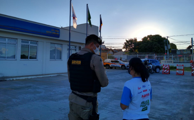  Mulher faz aniversário e realiza sonho de andar em viatura da Polícia Militar em Sete Lagoas