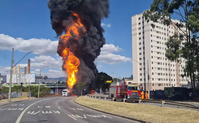 Foto: Alex de Jesus/O Tempo - O motorista da carreta disse que o acidente foi causado pelo aquecimento da lona. Ele tentou combater as chamas com o extintor do veÃ­culo, sem sucesso. NinguÃ©m se feriu e tambÃ©m nÃ£o foi necessÃ¡rio remover pessoas dos imÃ³veis 