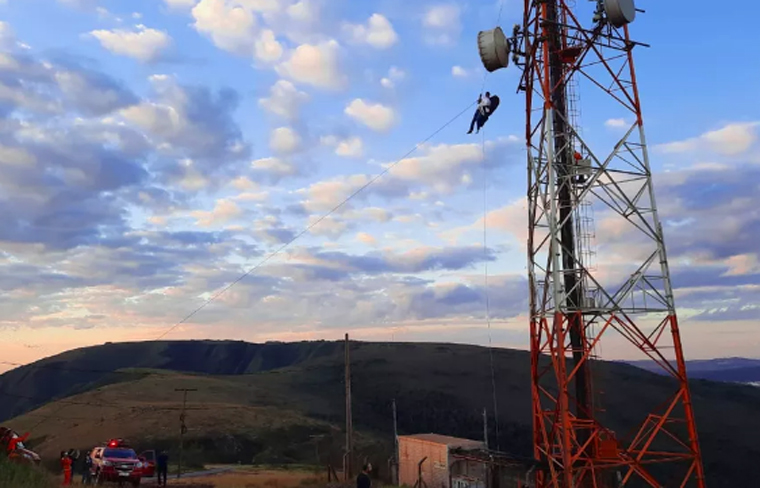 Homem sofre acidente durante voo de parapente e fica preso em antena na Serra da Moeda