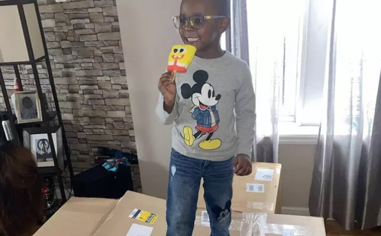 Menino de 4 anos compra cerca de R$ 13 mil em picolés do Bob Esponja no cartão da mãe