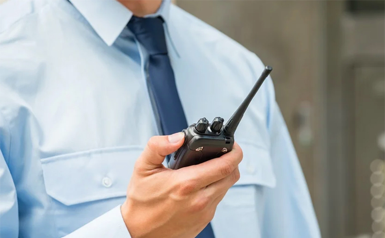 Foto: iStock - Para se candidatar Ã  vaga Ã© preciso ter experiÃªncia na Ã¡rea de fiscalizaÃ§Ã£o, vigia ou seguranÃ§a. DesejÃ¡vel Curso de SeguranÃ§a. O candidato deve ter concluÃ­do o Ensino MÃ©dio