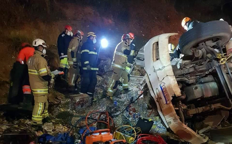 Motorista morre após tombar caminhão com reciclados na BR-381 em Brumadinho