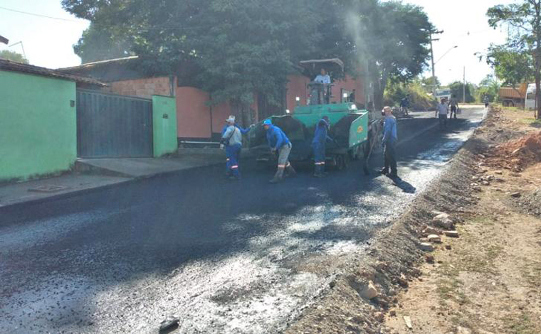 Obras de pavimentação e drenagem no bairro Padre Teodoro estão em ritmo acelerado