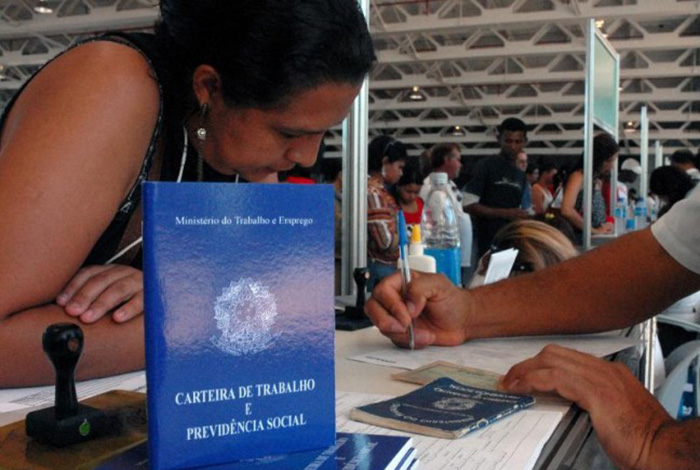 IBGE aponta que mulheres continuam trabalhando mais e ganhando menos