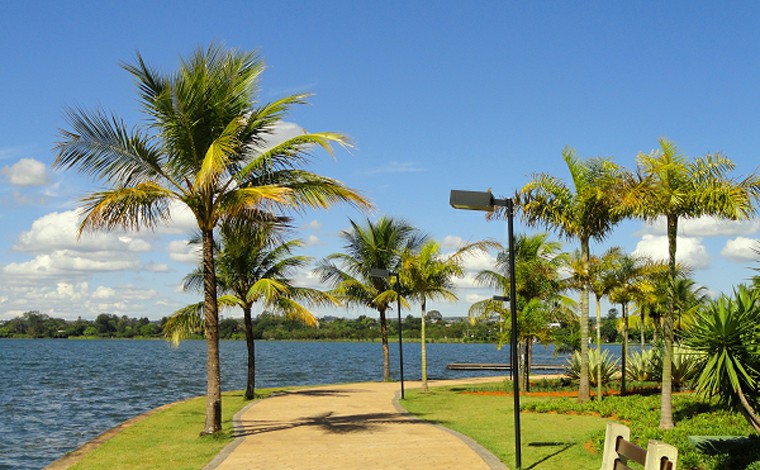 Mulher é repreendida por usar biquíni em parque, enquanto homens podem ficar sem camisa no DF