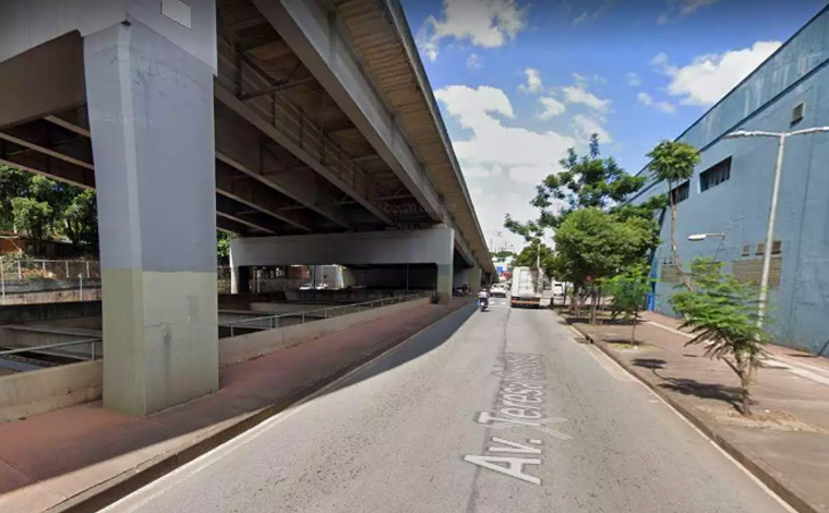 Motociclista fica gravemente ferido após bater em carro e cair de viaduto em Belo Horizonte