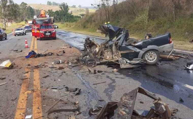 Mulher morre e uma pessoa fica gravemente ferida em acidente entre caminhonete e ônibus na BR-040