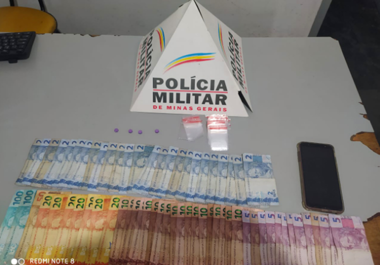 Foto: DivulgaÃ§Ã£o/PMMG - Durante patrulhamento, os militares avistaram o veÃ­culo denunciado e realizaram a abordagem. Durante as buscas foi localizado um saco plÃ¡stico contendo 04 comprimidos de Ecstasy e a quantia de R$ 687,00