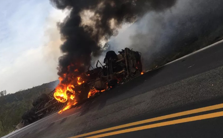 Motorista morre carbonizado após perder o controle da direção e tombar carreta na BR-381