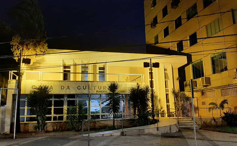 Casa da Cultura ganha iluminação especial em alusão ao Movimento Maio Amarelo