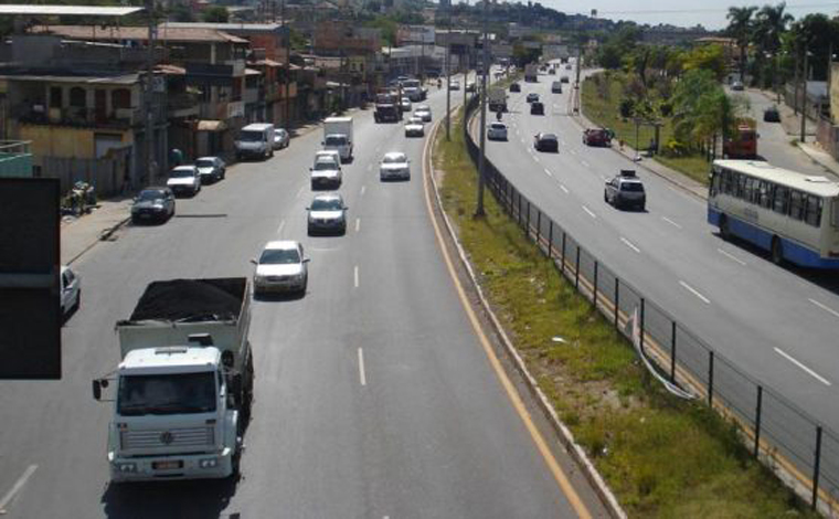 Homem morre após cair de garupa de motocicleta e ser atropelado por carreta na Grande BH