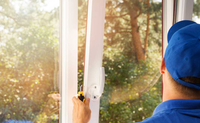 Foto: ReproduÃ§Ã£o - Como prÃ©-requisito, a empresa pede experiÃªncia em instalaÃ§Ãµes de portas, janelas e vidros temperados em geral. Disponibilidade para viajar. Os interessados deverÃ£o enviar currÃ­culo por e-mail