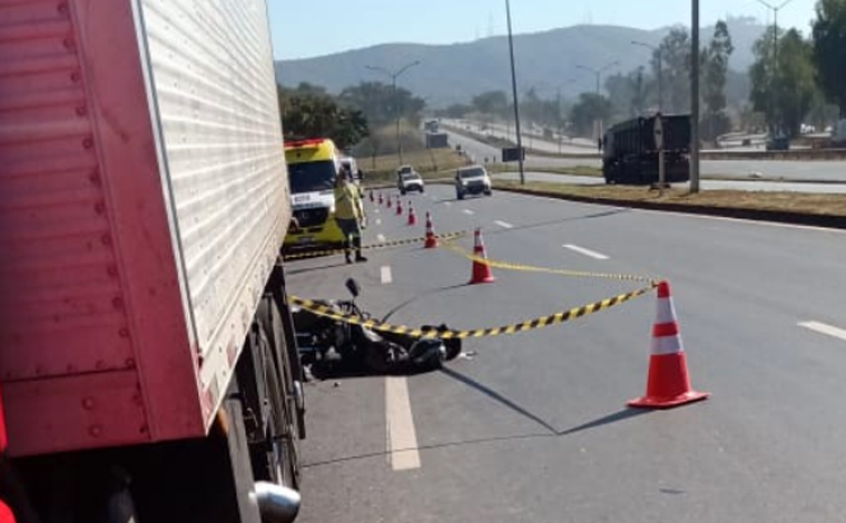 Foto: ReproduÃ§Ã£o/Redes sociais - De acordo com informaÃ§Ãµes, ambos os veÃ­culos transitavam no sentido Belo Horizonte, quando a motocicleta atingiu a traseira de um caminhÃ£o. O condutor da moto nÃ£o resistiu aos ferimentos e morreu no local