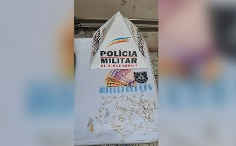 Foto: DivulgaÃ§Ã£o/PMMG - Com os suspeitos foram localizados R$ 75,00, e prÃ³ximo deles, 89 pedras de substÃ¢ncia semelhante ao crack, 01 porÃ§Ã£o da mesma substÃ¢ncia e 26 pinos contendo substÃ¢ncia semelhante Ã  cocaÃ­na