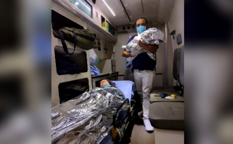 Mulher entra em trabalho de parto na BR-040 e dá a luz dentro de ambulância, em Curvelo