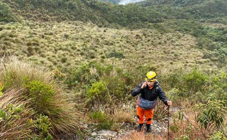 Bombeiros resgatam homem que passou 48h perdido em mata da Serra Fina no Sul de Minas