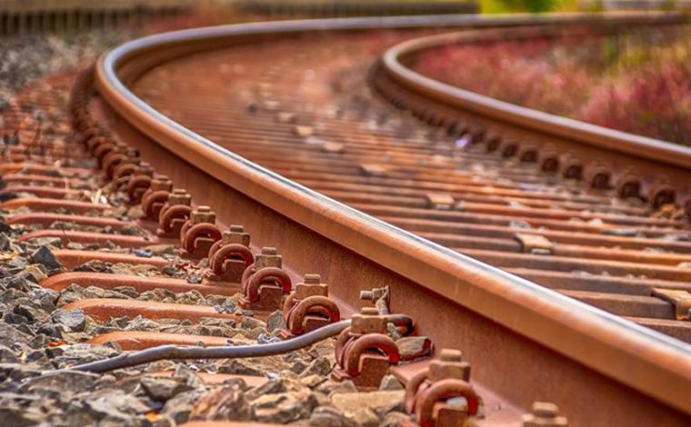 Menina de 12 anos morre após ser atropelada por trem no interior de Minas