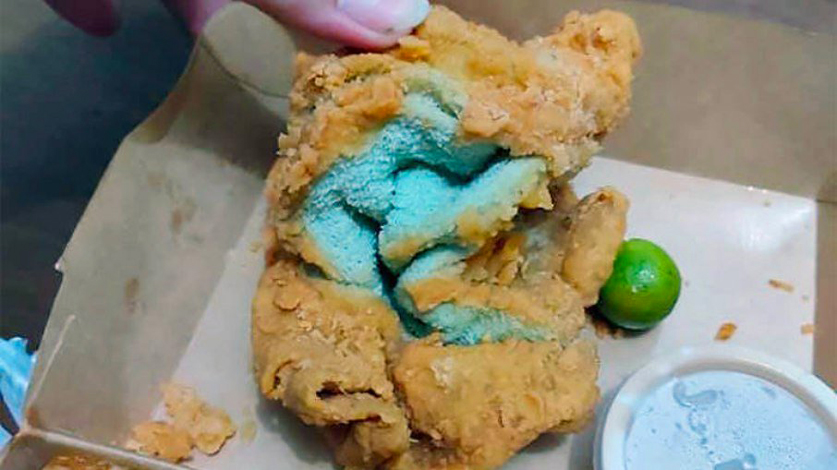 Mulher filipina pede frango frito em restaurante e recebe toalha empanada no lugar