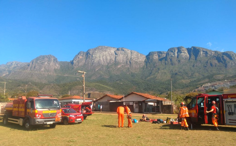 Bombeiros resgatam escaladores que ficaram presos em pico de Catas Altas em Minas Gerais