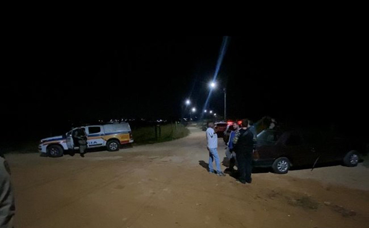 Foto: Renato Rios Neto/Itatiaia - De acordo com a PolÃ­cia Militar (PM), o suspeito e um comparsa abordaram quatro homens que estavam fazendo um ritual de jejum e oraÃ§Ã£o. Ele estava armado com um facÃ£o e uma rÃ©plica de revÃ³lver