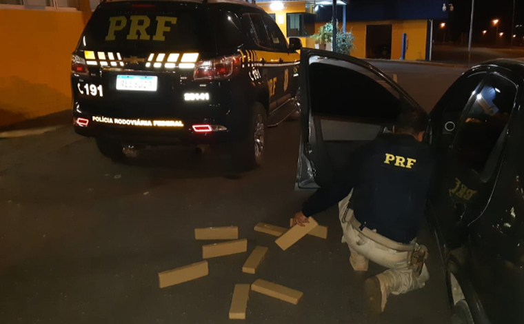 Dois jovens são presos com drogas durante fiscalização da PRF na BR-040 em Sete Lagoas