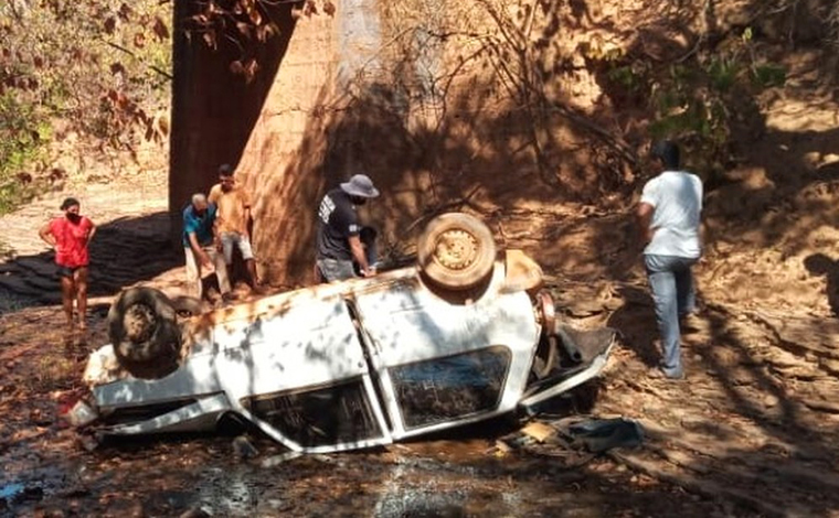 Bebê é encontrado vivo entre os corpos dos pais após carro cair de ponte em Minas Gerais