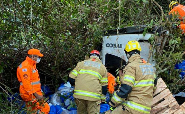 Foto: DivulgaÃ§Ã£o/CBMMG - Segundo o Corpo de Bombeiros, o veÃ­culo maior teria perdido os freios enquanto descia uma serra e atingiu a caminhonete que seguia no mesmo sentido. Os dois veÃ­culos saÃ­ram da pista e caÃ­ram em uma ribanceira