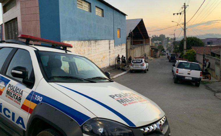 Foto: DivulgaÃ§Ã£o/PMMG - Durante a operaÃ§Ã£o foram cumpridos 10 mandados. A polÃ­cia apreendeu 31 muniÃ§Ãµes de arma de fogo intactas, 18 aparelhos celulares, 1 simulacro de arma de fogo, mais de R$2.000,00, entre outros materiais 