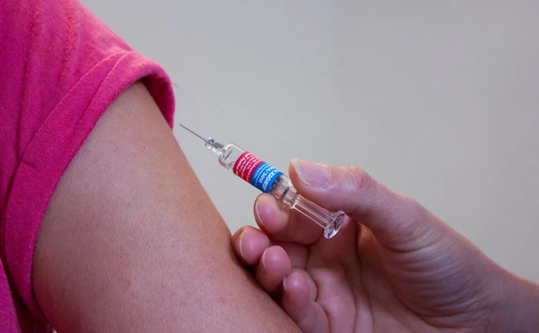 Alunos da rede municipal de Betim entre 12 e 14 anos começam a ser imunizados contra Covid-19 