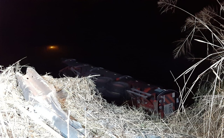 Carreta bitrem carregada com etanol atropela pescador e cai da ponte do rio Araguari na BR-365