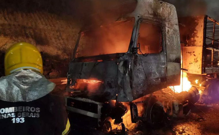 Carreta pega fogo na BR-040 próximo à praça de pedágio de Capim Branco; veja vídeo