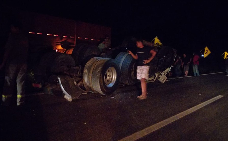 Motorista de carreta que transportava cimento morre em acidente na BR-381, em Brumadinho 