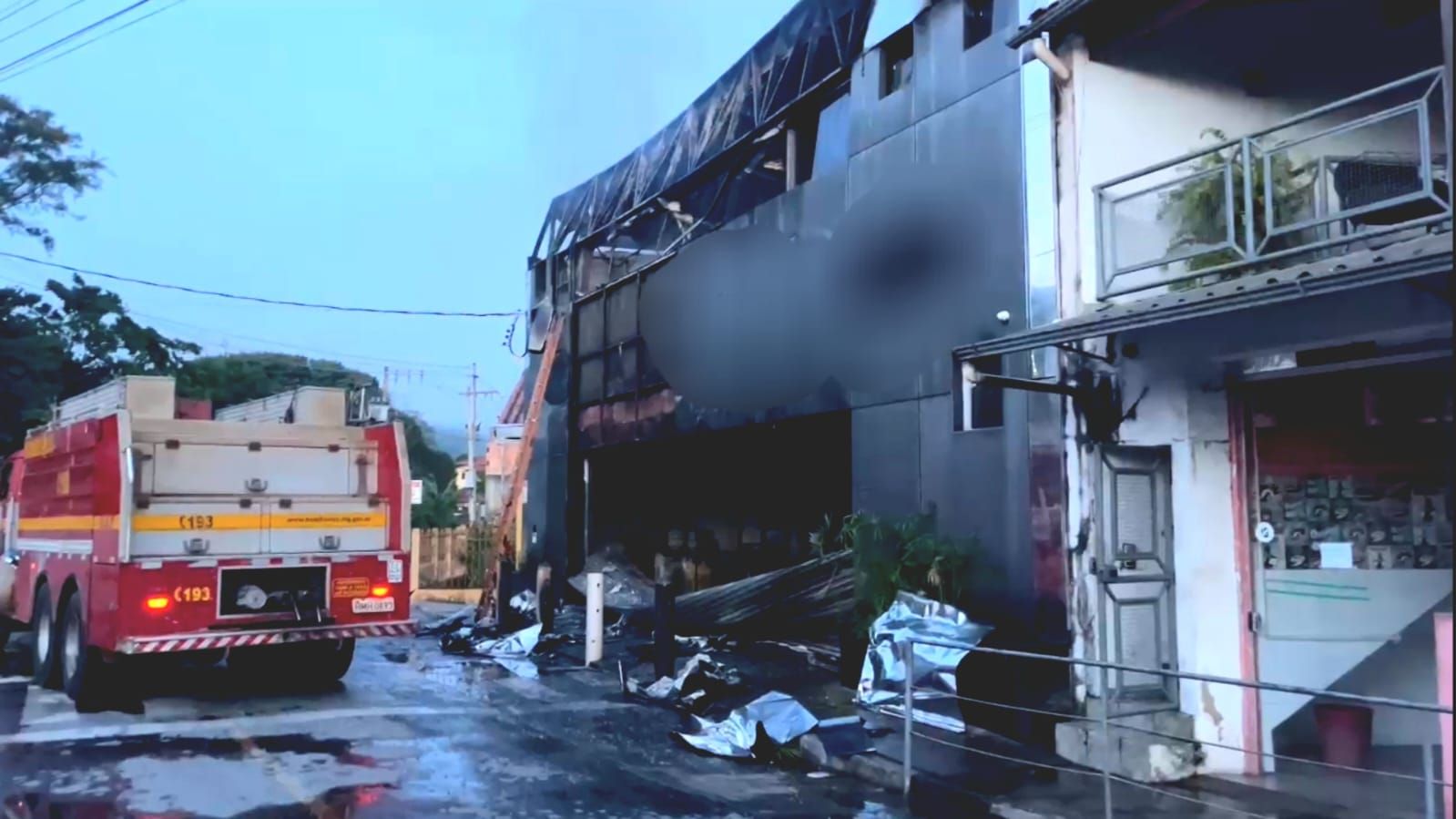 Foto: Divulgação/Bombeiros - Estrutura do imóvel onde funcionava o supermercado foi completamente destruída pelas chamas