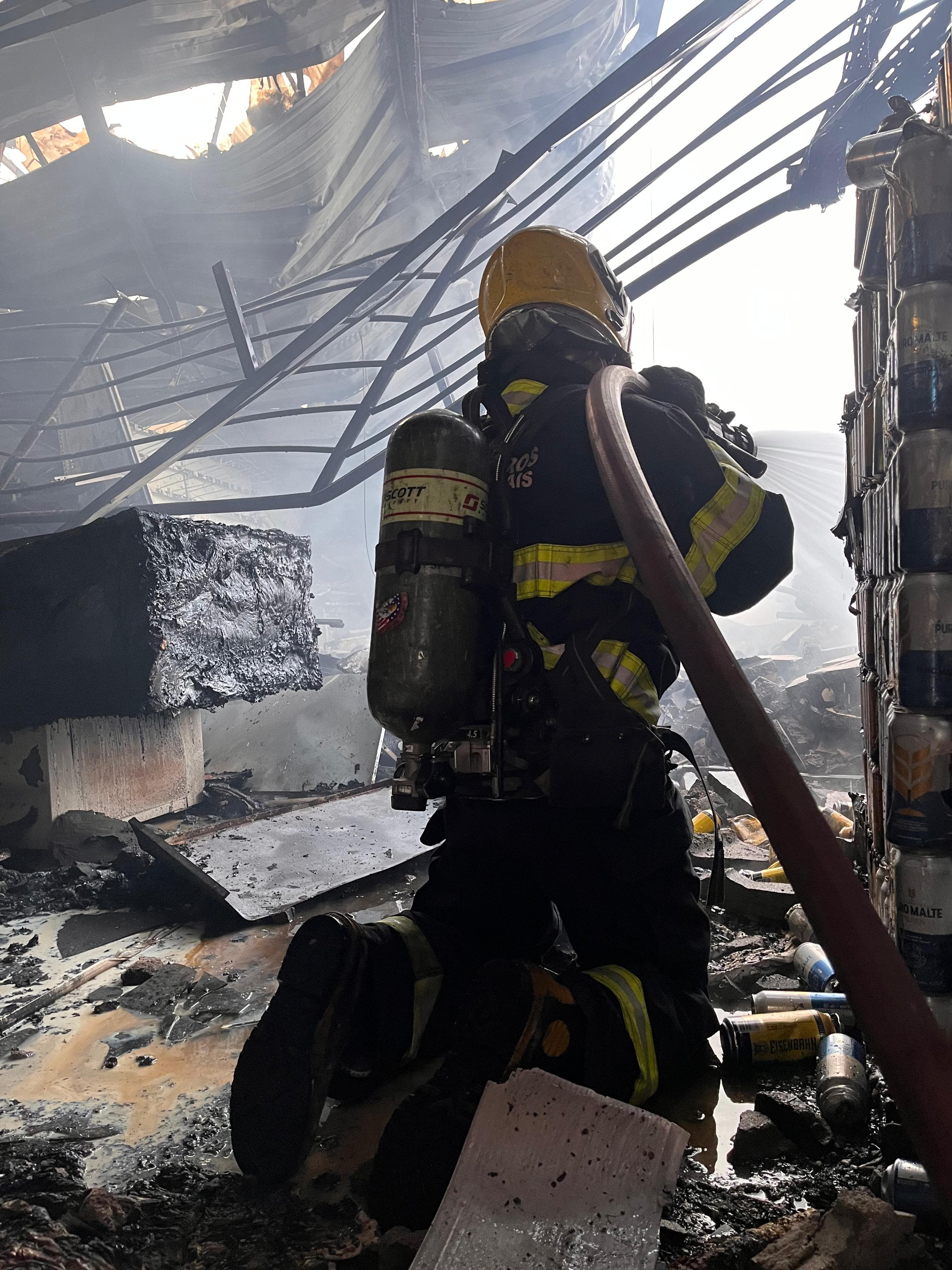 Foto: Divulgação/Bombeiros - O trabalho de rescaldo após a extinção das chamas durou por várias horas